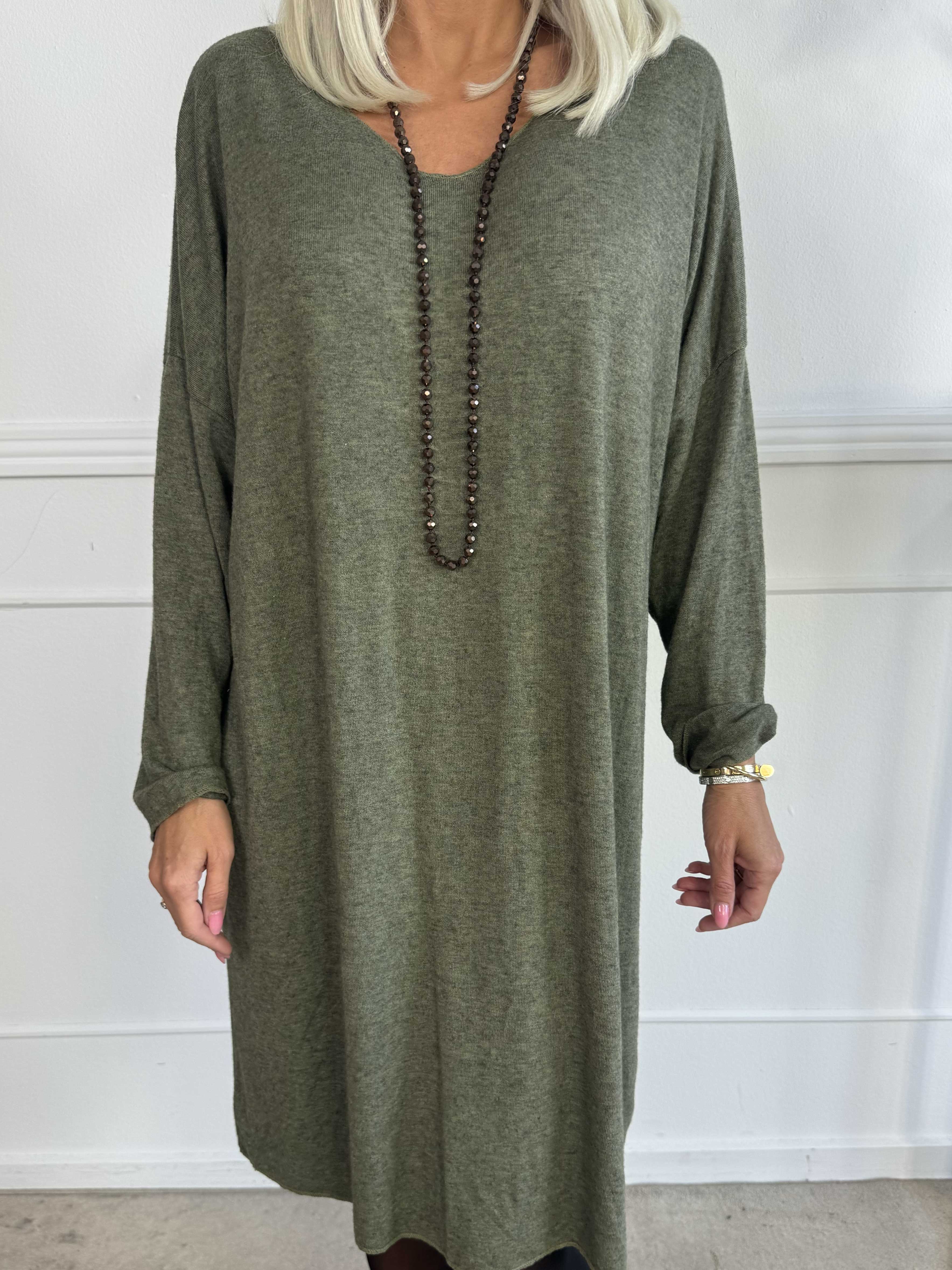 Djamila Long - Klänning i megamjuk viskos med v-ringning